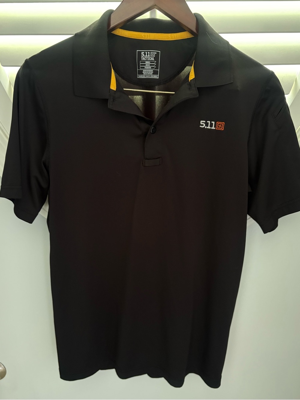 black 5.11 Tactical Men's Pinnacle Polo w/ yellow inner collar sz small